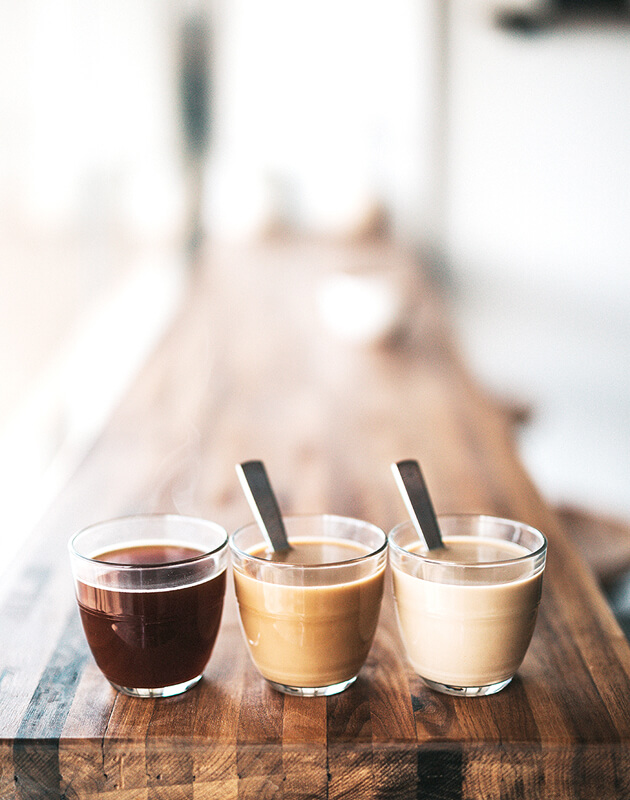 机の上に並んだコーヒーやカフェオレ