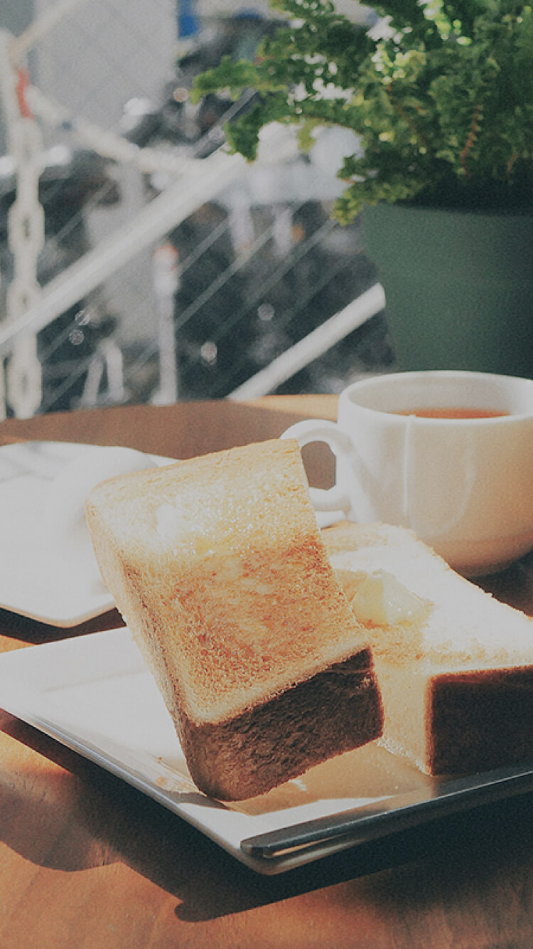 トーストとコーヒーを楽しむカフェの朝時間