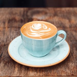 ラテアートが施されたカフェラテ