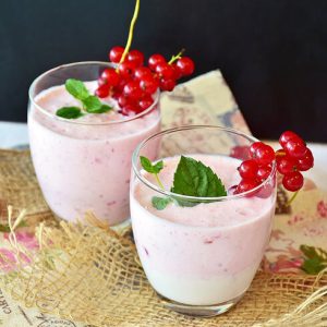 レッドカラントを添えたベリースムージー