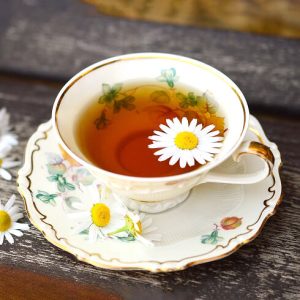 カモミールの花を浮かべたハーブティー