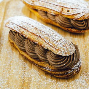 チョコクリームを挟んだエクレア