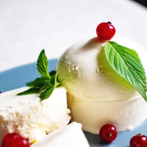 ベリーとミントを添えた白いムースケーキ