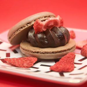 チョコレートクリームとイチゴのマカロン