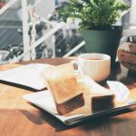 トーストとコーヒーを楽しむカフェの朝時間