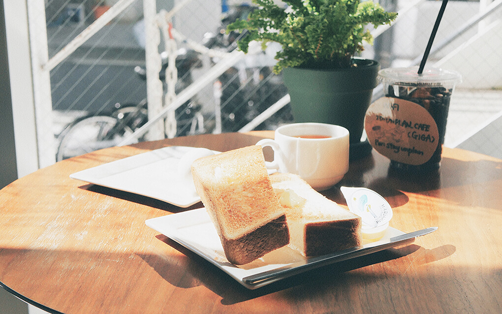トーストとコーヒーを楽しむカフェの朝時間