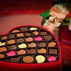 ハート型ボックス入りのチョコレート詰め合わせ