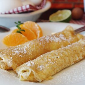 粉砂糖をふりかけたクレープとみかん
