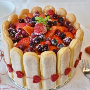 ベリーをたっぷり乗せたシャルロットケーキ