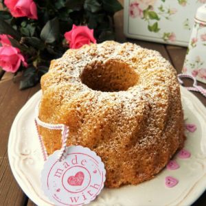 粉砂糖をまぶしたパウンドケーキ