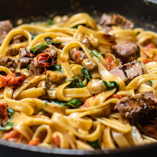 牛肉、マッシュルーム、トマトの濃厚パスタ