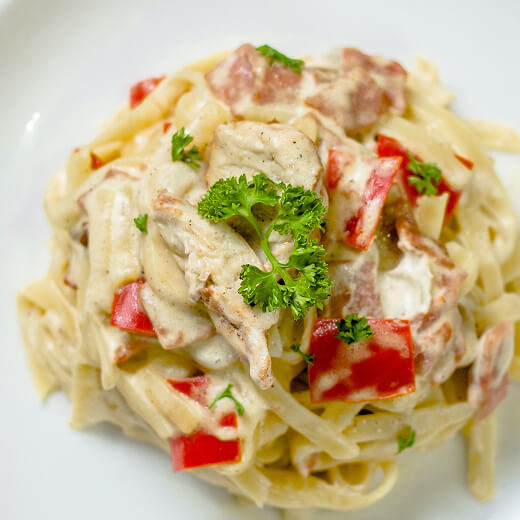 鶏肉と赤パプリカを使ったクリームソースパスタ